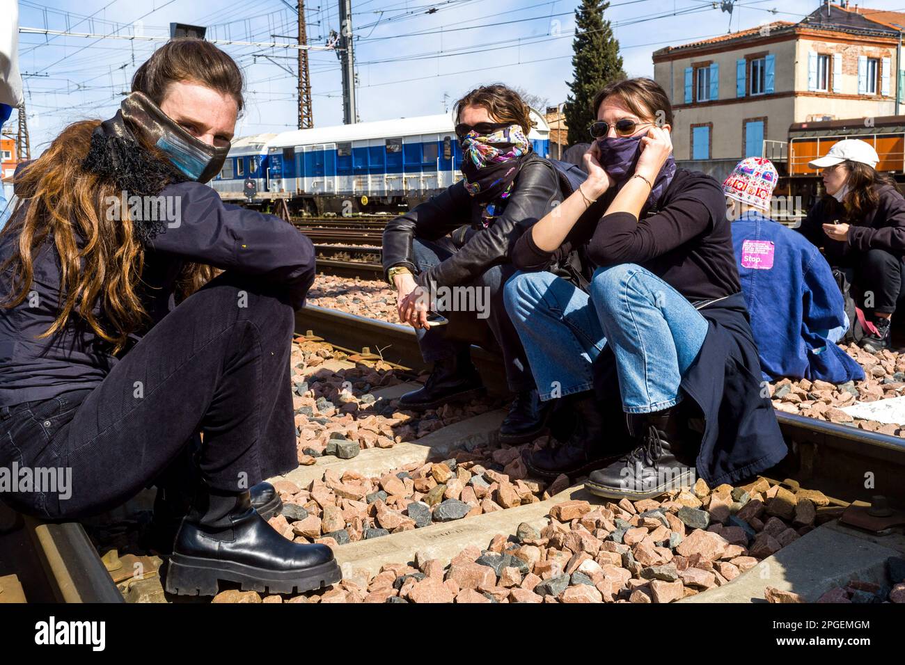 Toulouse, Frankreich. 22. März 2023. Junge Frauen helfen auf den Schienen. Interpro versammelt sich auf dem Platz vor dem Bahnhof Martabiau. Frankreich, Toulouse am 22. März 2023, wenige Tage nachdem die Regierung ohne Abstimmung eine Rentenreform durch das parlament gedrängt hat, unter Anwendung von Artikel 49,3 der Verfassung. Foto: Patricia Huchot-Boissier/ABACAPRESS.COM Kredit: Abaca Press/Alamy Live News Stockfoto