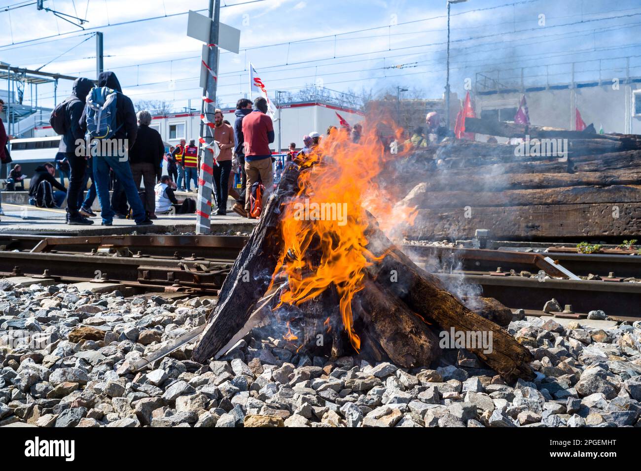 Toulouse, Frankreich. 22. März 2023. Feuer auf den Schienen. Interpro versammelt sich auf dem Platz vor dem Bahnhof Martabiau. Frankreich, Toulouse am 22. März 2023, wenige Tage nachdem die Regierung ohne Abstimmung eine Rentenreform durch das parlament gedrängt hat, unter Anwendung von Artikel 49,3 der Verfassung. Foto: Patricia Huchot-Boissier/ABACAPRESS.COM Kredit: Abaca Press/Alamy Live News Stockfoto