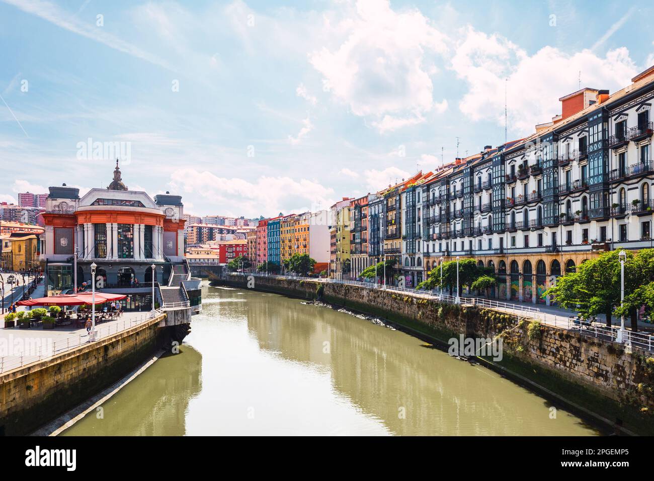 Landschaftsblick auf Bilbao, Ribera-Markt mit Fluss Nervion und seine farbenfrohe Architektur an einem sonnigen Tag. Ich genieße einen schönen Urlaub auf dem Bask Stockfoto