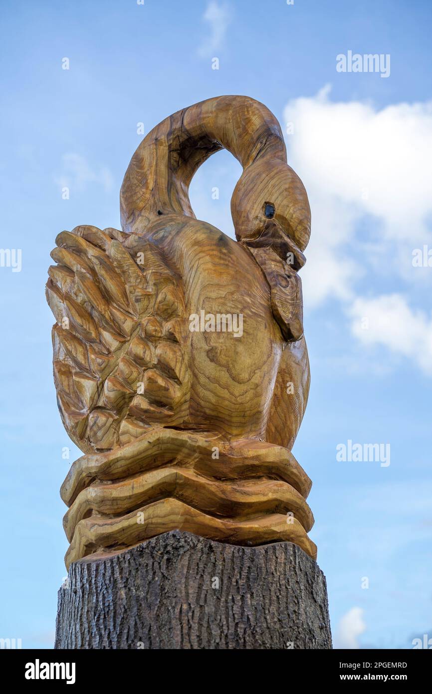 Nahaufnahme isolierter Holzschnitzereien in Schwanenform. Stockfoto