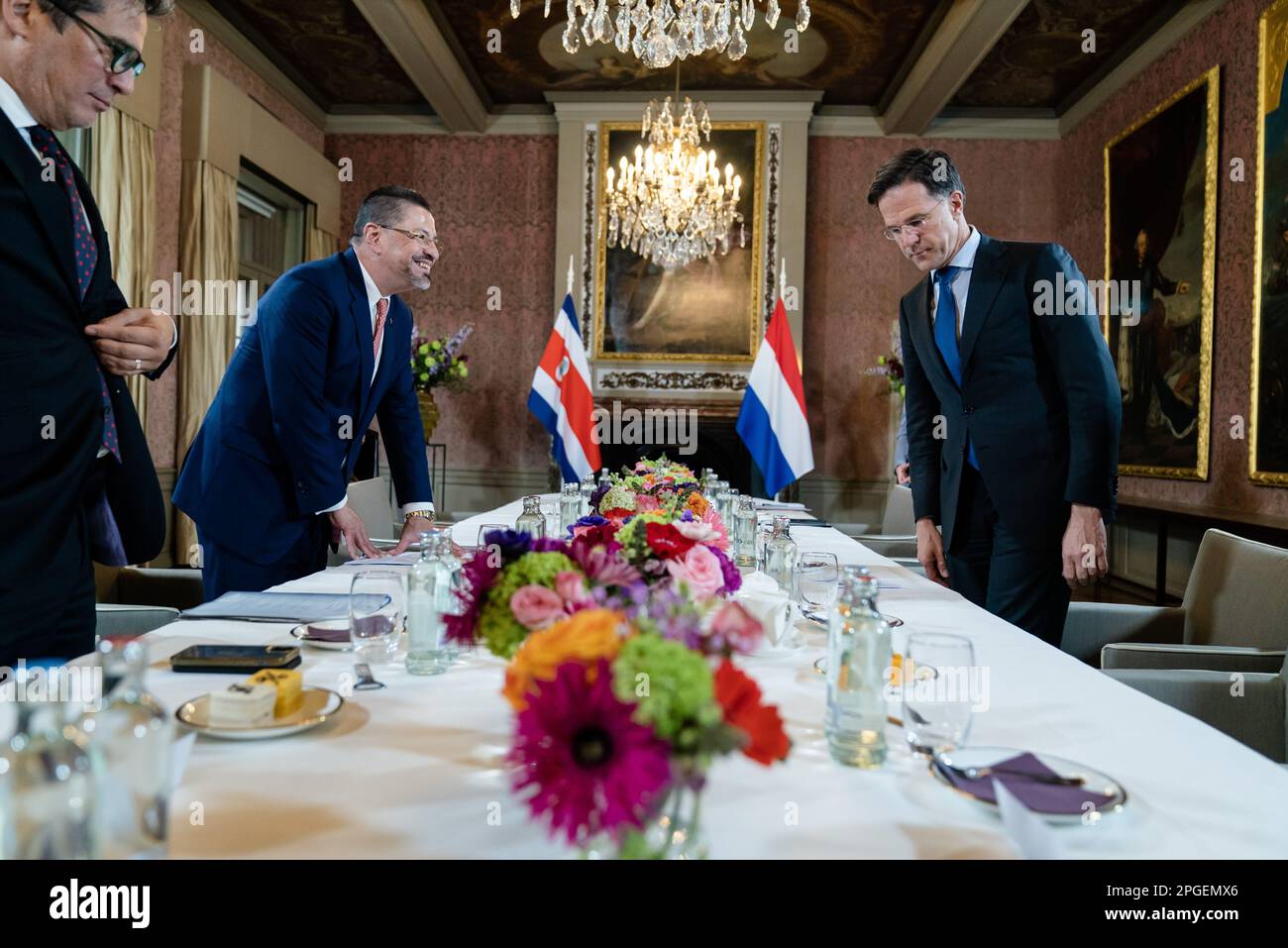 DEN HAAG - Premierminister Mark Rutte empfängt Präsident Rodrigo Chaves aus Costa Rica. Auf der Sitzung der Delegation werden die Minister unter anderem die Zusammenarbeit in den Bereichen Handel, Klima, Sicherheit und Bekämpfung der organisierten (Drogen-)Kriminalität erörtern. ANP BART MAAT niederlande out - belgien out Stockfoto