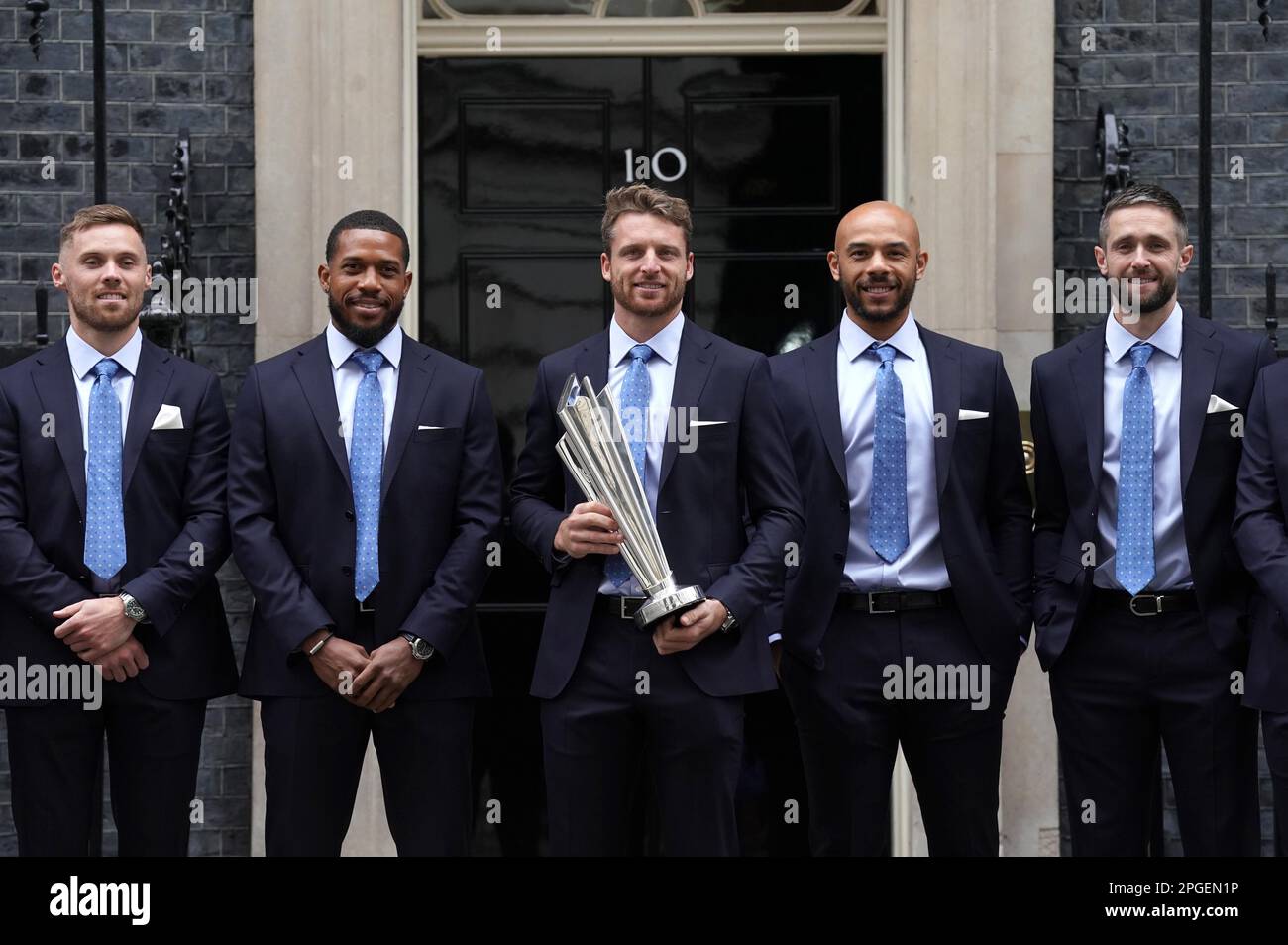 (Von links nach rechts) Phil Salt, Chris Jordan, Jos Buttler (Kapitän), Tymal Mills und Chris Woakes vom Cricket-Team, das die englische Weltmeisterschaft T20 gewonnen hat und in Downing Street, London, vor einem Empfang mit Premierminister Rishi Sunak eintrifft. Bilddatum: Mittwoch, 22. März 2023. Stockfoto