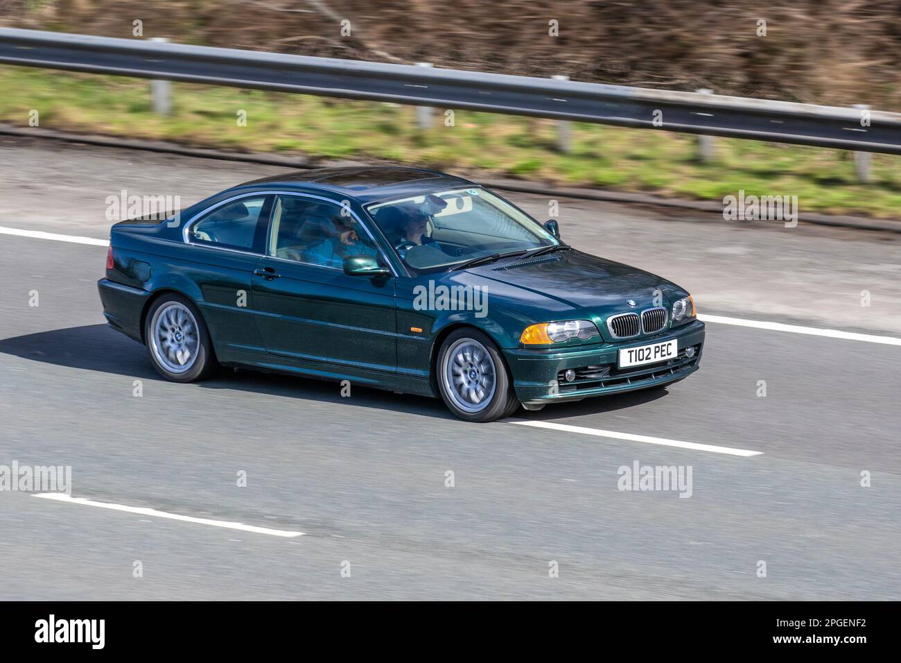 1999 90s Neunziger Green BMW 3-Serie, BMW 328 CI Car Coupe Benzin 2793 cm3 Sport 2793cc Benzin 5-Gang-Automatikgetriebe Stockfoto