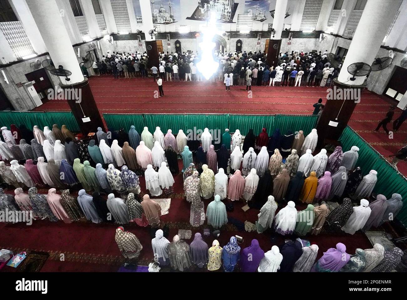 Medan, Indonesien. 22. März 2023. Moslems beten am 22. März 2023 in der Großen Moschee in Medan, Nordsumatra, Indonesien, zum ersten Mal für den heiligen Monat Ramadan. Die indonesische Regierung hat den Beginn des 1. Ramadan auf den 23. März 2023 festgelegt. (Foto: Hendro Budiman/INA Photo Agency/Sipa USA) Kredit: SIPA US/Alamy Live News Stockfoto