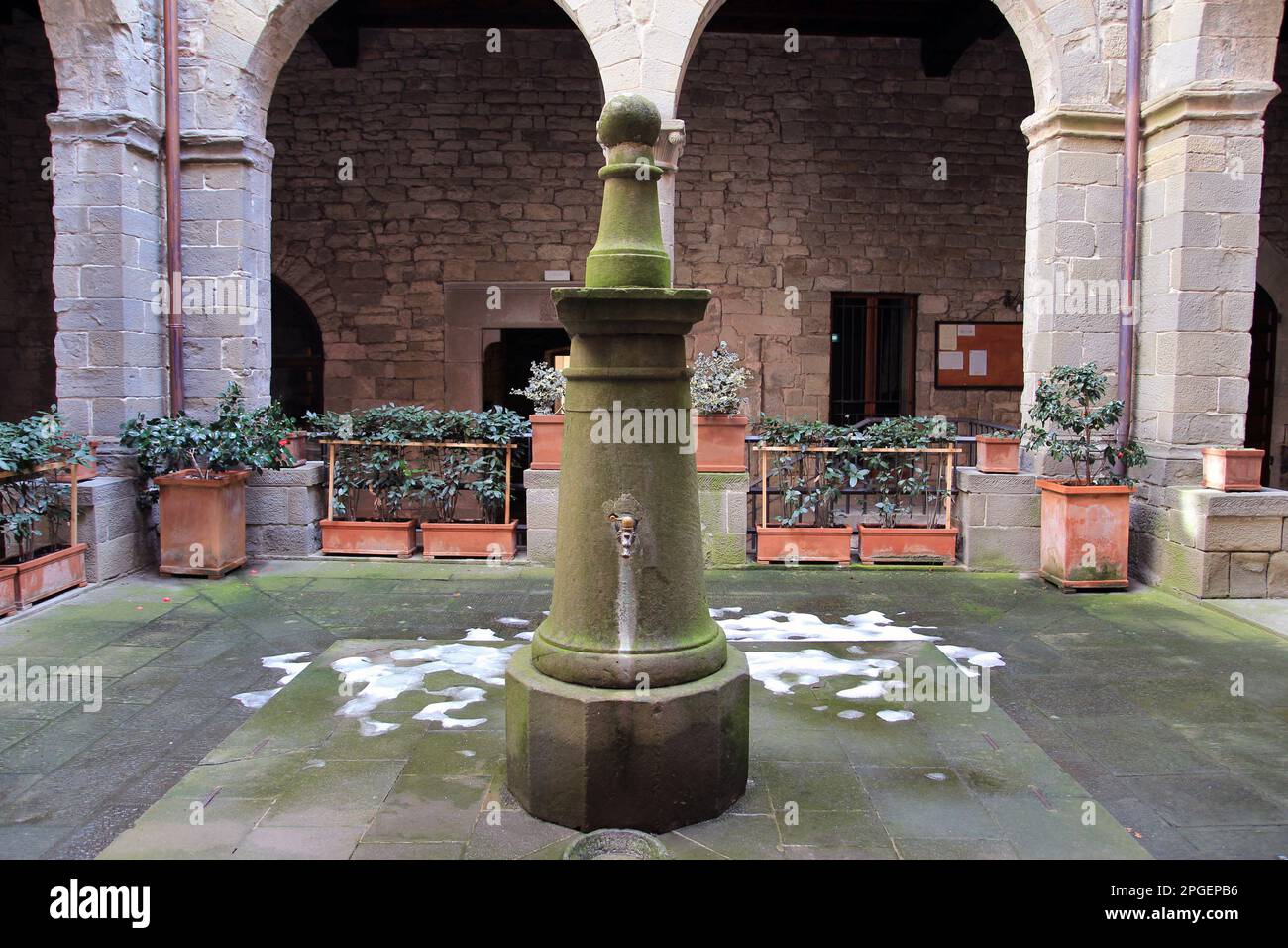 Der Brunnen im Innenhof, das Camaldoli-Kloster, Arezzo, Italien Stockfoto