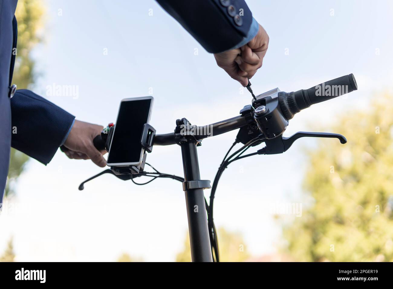 Hipster-Geschäftsmann pendelt mit Elektrofahrrad zur Arbeit in der Stadt. Ein neuer moderner alternativer Verkehrsträger. Umweltfreundliches Elektrofahrrad. Stockfoto