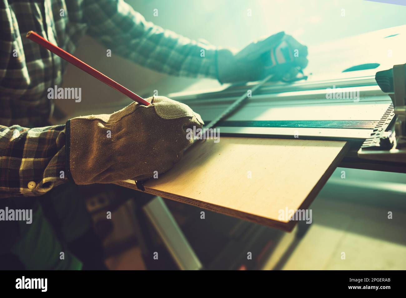 Werkstattprojekt Holzbau. Arbeiter Markieren Der Schnittstelle Für Holzbretter. Stockfoto