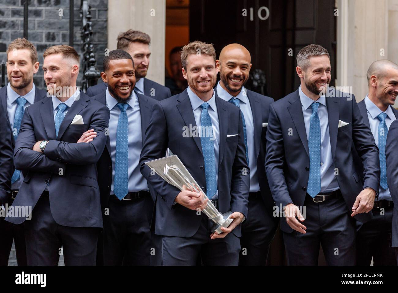 Downing Street, London, Großbritannien. 22. März 2023 Jos Buttler und das englische Cricket-Team posieren für Fotos nach einem Empfang in der Downing Street 10, um den Sieg der Weltmeisterschaft T20 zu feiern. Sie wurden von jungen Spielern und anderen Vertretern von England Cricket begleitet. Foto: Amanda Rose/Alamy Live News Stockfoto