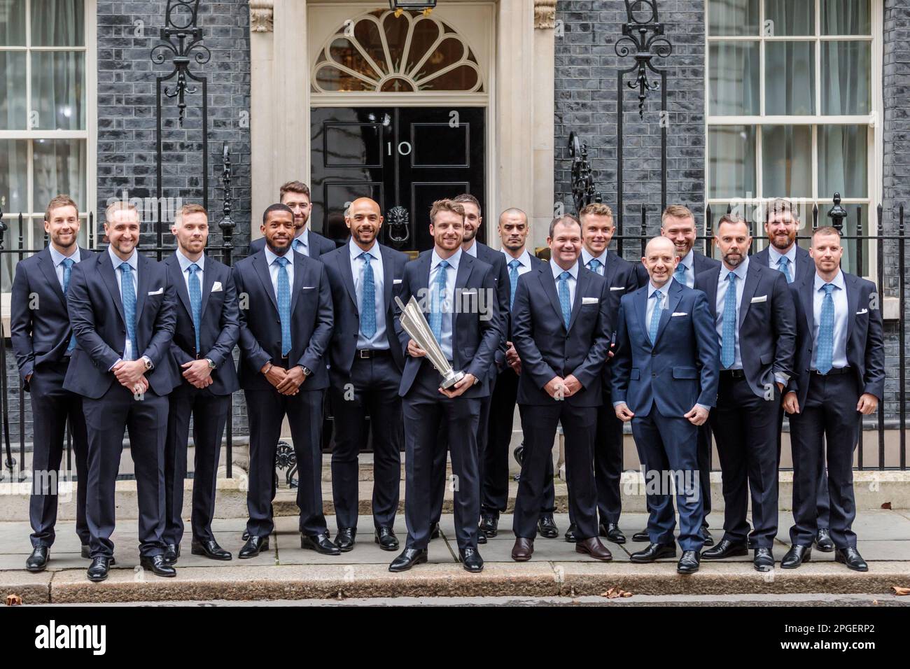 Downing Street, London, Großbritannien. 22. März 2023 Jos Buttler und das englische Cricket-Team posieren für Fotos nach einem Empfang in der Downing Street 10, um den Sieg der Weltmeisterschaft T20 zu feiern. Sie wurden von jungen Spielern und anderen Vertretern von England Cricket begleitet. Foto: Amanda Rose/Alamy Live News Stockfoto