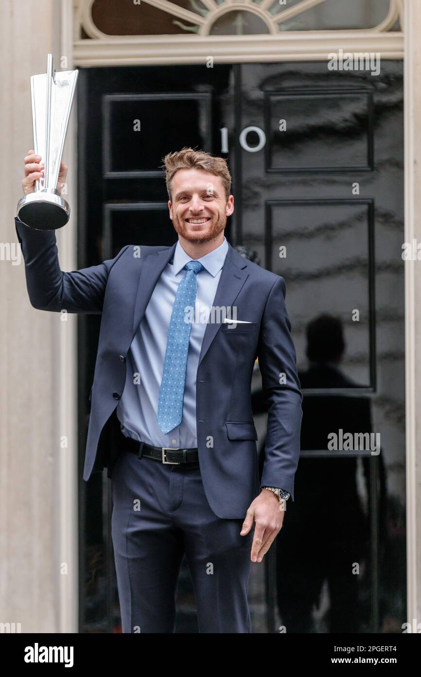 Downing Street, London, Großbritannien. 22. März 2023 Jos Buttler und das englische Cricket-Team posieren für Fotos nach einem Empfang in der Downing Street 10, um den Sieg der Weltmeisterschaft T20 zu feiern. Sie wurden von jungen Spielern und anderen Vertretern von England Cricket begleitet. Foto: Amanda Rose/Alamy Live News Stockfoto