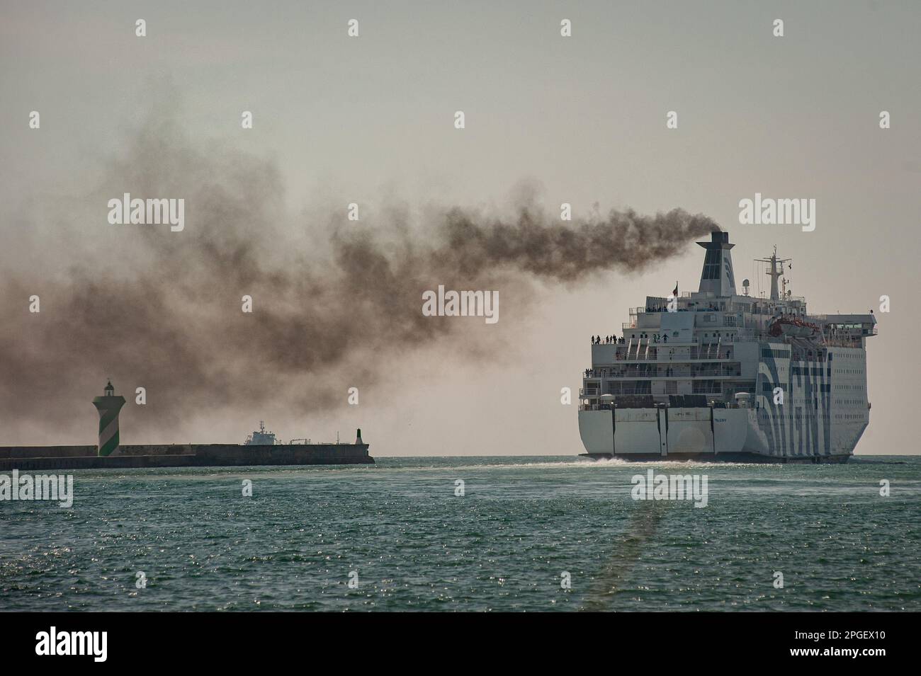 Eine Passagierfähre eines Unternehmens von Grandi Navi Veloci (GNV) verlässt den Hafen von Barcelona Stockfoto