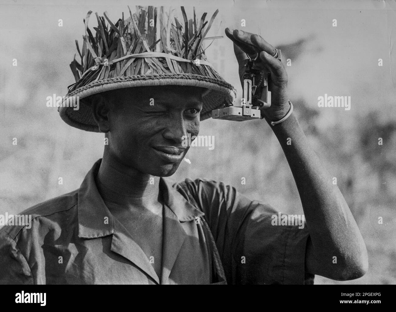 Senegal, Landvermesser arbeitet mit einem Kompass in den 1970er Jahren. Stockfoto