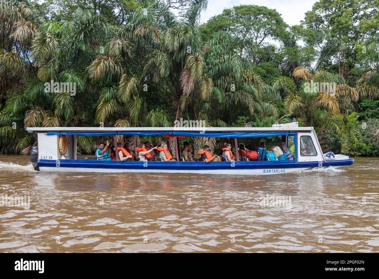 La Pavona, Costa Rica - Touristen fahren mit Booten auf dem Fluss Suerte für die einstündige Fahrt zum Tortuguero Nationalpark. Der Park kann nur mit bo erreicht werden Stockfoto