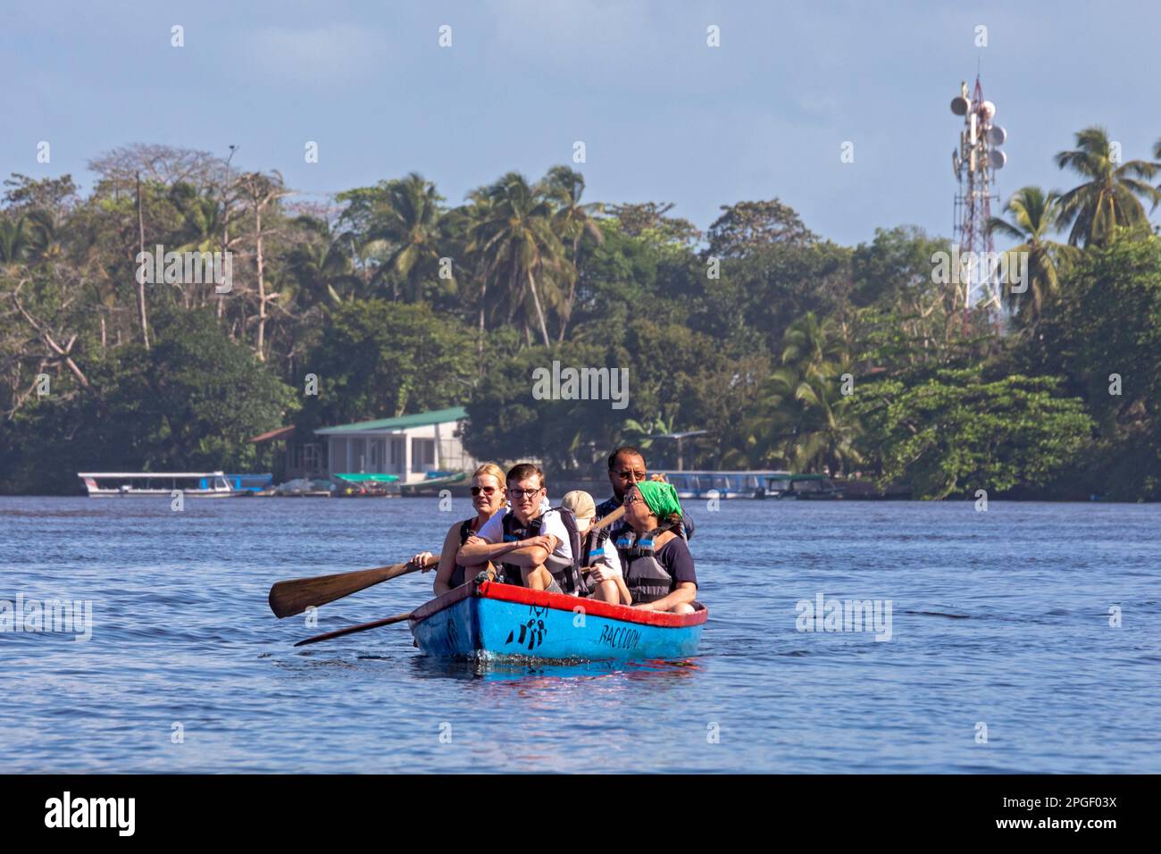 Tortuguero, Costa Rica - Touristen in einem kleinen Boot in der Nähe des Tortuguero Nationalparks. Die Gegend ist eine beliebte Touristenattraktion, kann aber nur mit dem Auto erreicht werden Stockfoto