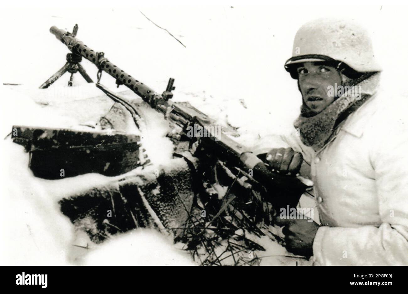 World war Two B&W Foto Ein besorgter deutscher Soldat hinter einer MG34 an der russischen Front im Winter 1943/44 Stockfoto