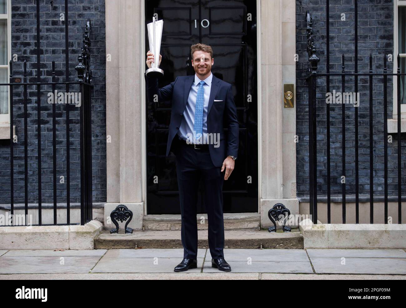 London, Großbritannien. 22. März 2023. England Captain, Jos Butler, mit der Cricket-WM-Trophäe. Mitglieder des englischen Cricket-Teams besuchen die Downing Street 10. Sie gewannen die Weltmeisterschaft 2019, konnten aber aufgrund der Pandemie nicht richtig feiern. England schlug Neuseeland und gewann zum ersten Mal die Männer-Weltmeisterschaft, nachdem eines der erstaunlichsten Cricket-Spiele aller Zeiten zweimal unentschieden war. Kredit: Mark Thomas/Alamy Live News Stockfoto