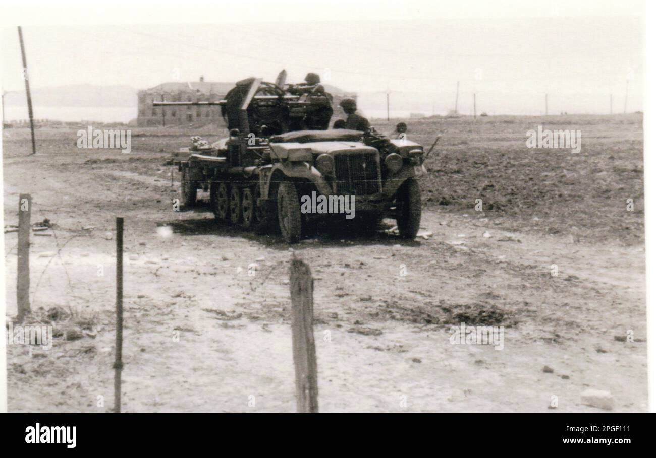 World war Two B&W Foto Ein deutsches Halbgleis mit einer 20mm Anti Aircraft Gun in a Ground Attack Operation .. Die Crew ist Mitglied der 5. SS Division Wiking an der Südfront bei Kerch Stockfoto