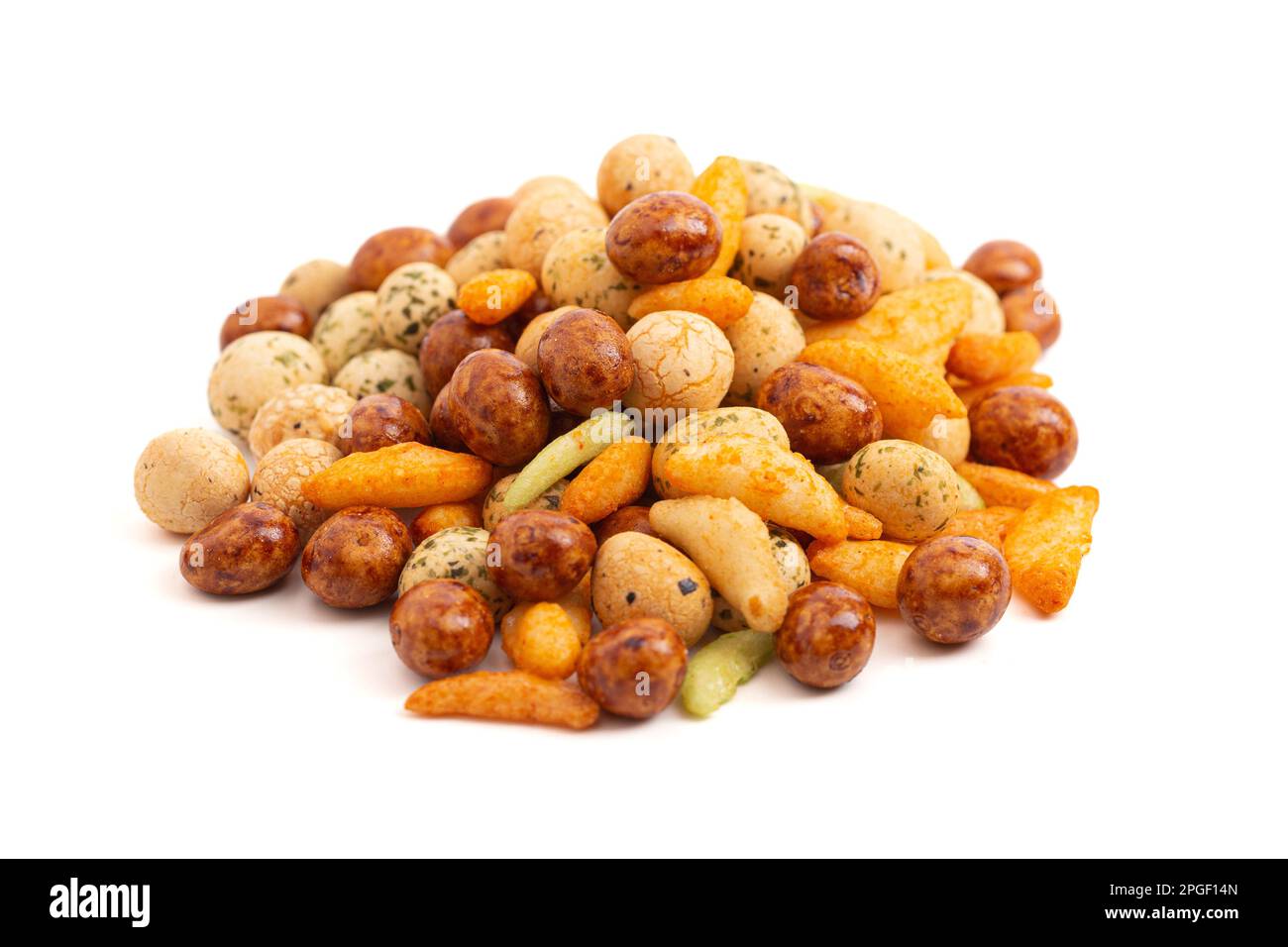 Ein Trail Mix aus verschiedenen Rice Crackers ein würziger und salziger Snack isoliert auf weißem Hintergrund Stockfoto