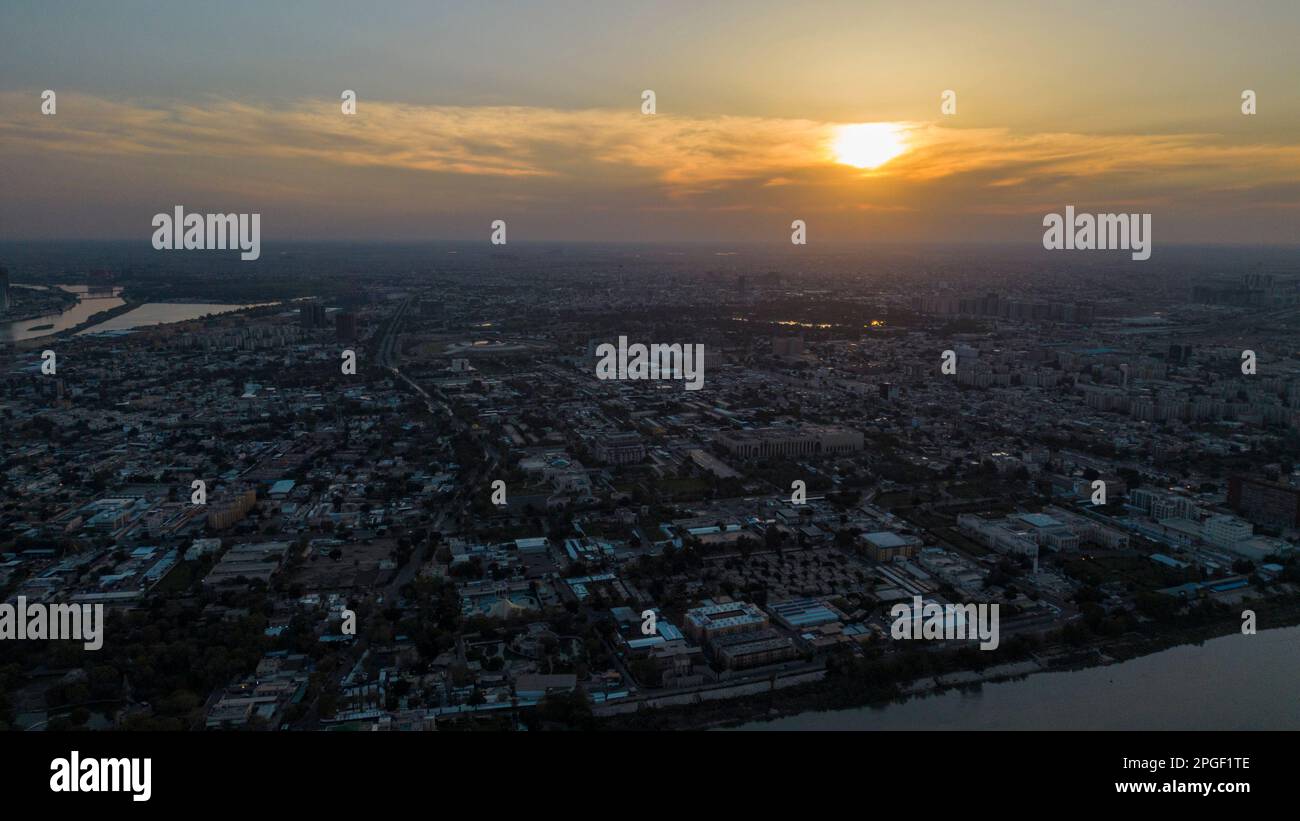 This aerial photo shows sunset over the capital of Baghdad, Iraq, Wednesday, March 22, 2023. (AP Photo/ Hadi Mizban) Stockfoto