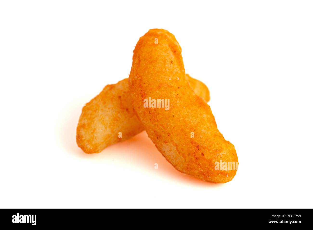 Chili-Reis-Cracker auf weißem Hintergrund Stockfoto