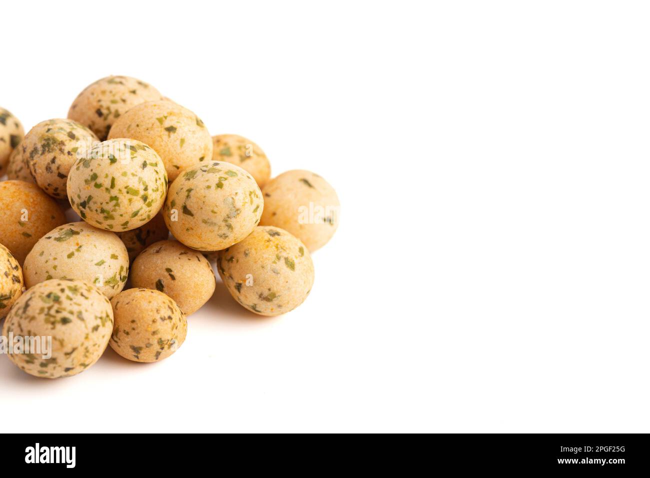 Rice Cracker Ball mit Seetang isoliert auf weißem Hintergrund Stockfoto