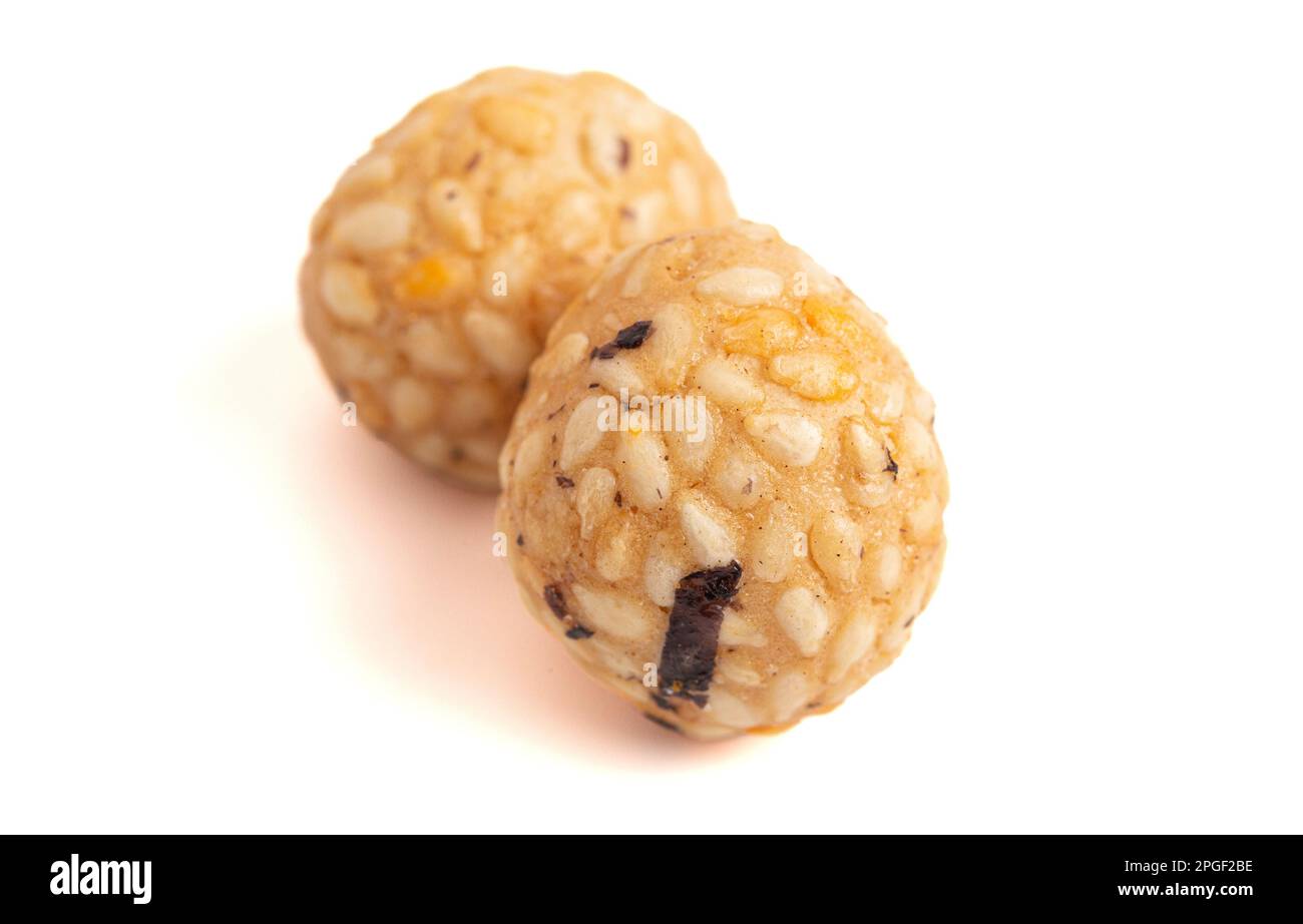 Rice Cracker Ball mit Seetang isoliert auf weißem Hintergrund Stockfoto