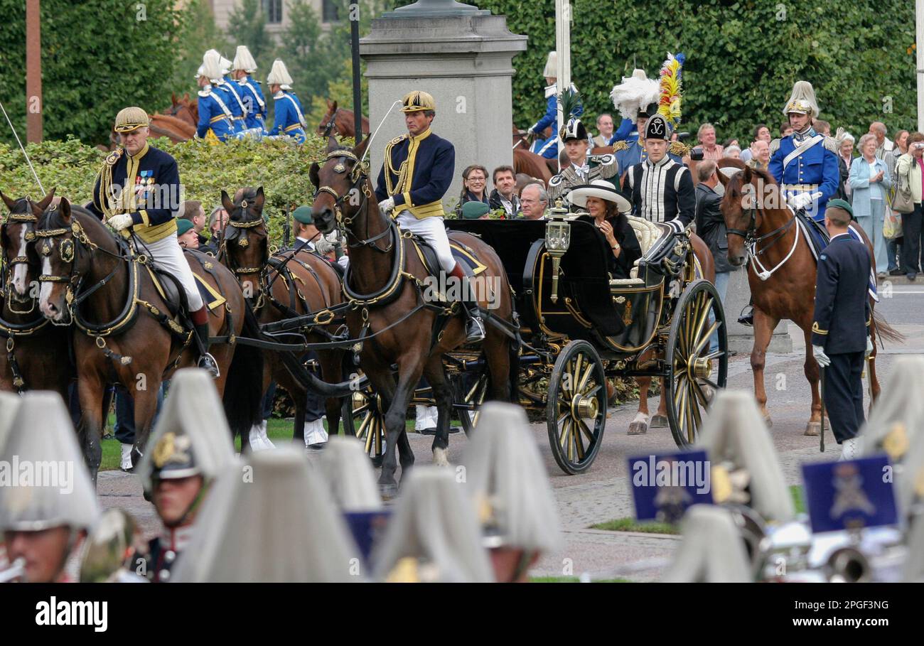 Ankunft DES SCHWEDISCHEN KÖNIGSPAARES am schwedischen Riksdagen und Eröffnung der Zeremonie in einer offenen Kutsche, gefolgt von Pferden Stockfoto