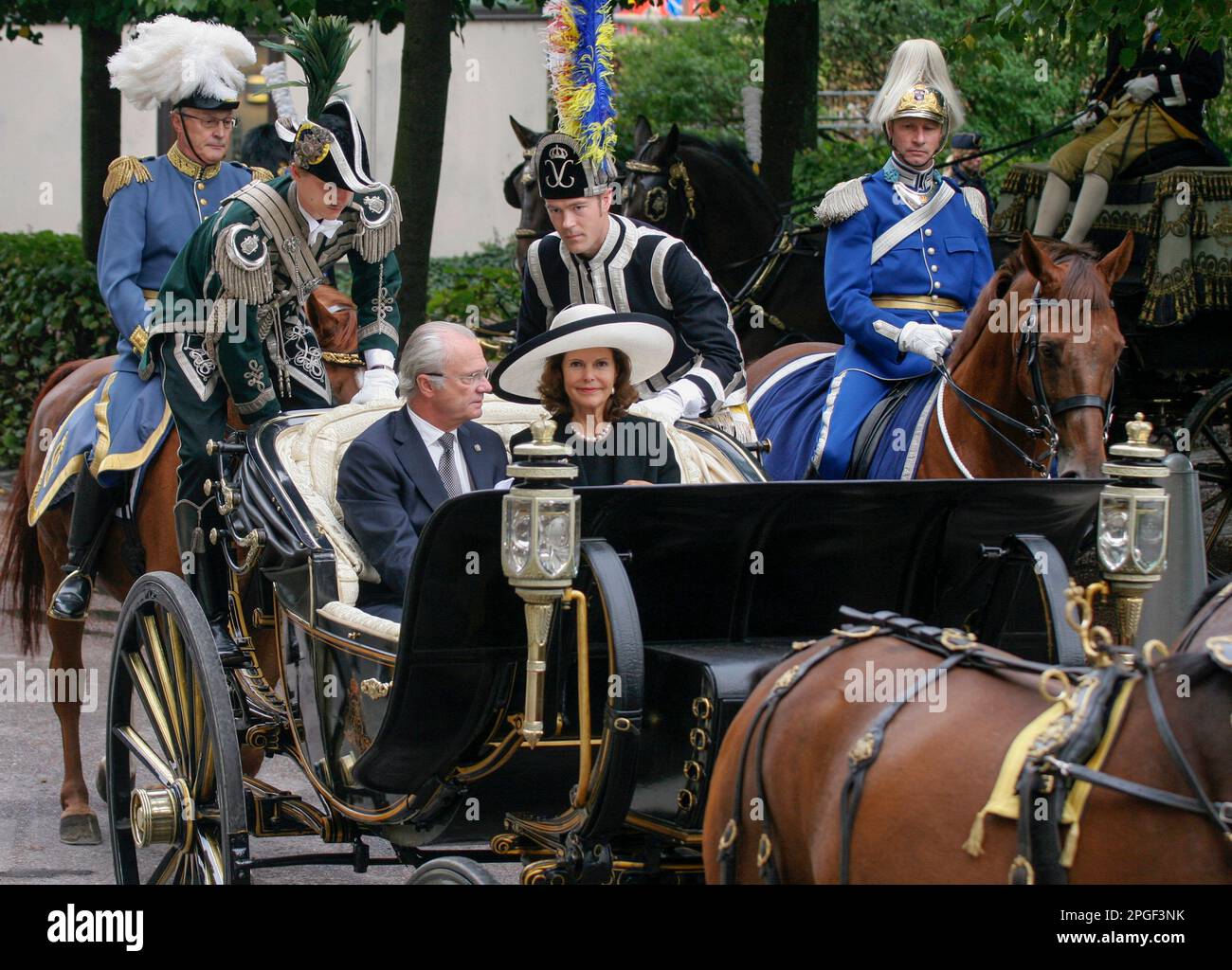 Ankunft DES SCHWEDISCHEN KÖNIGSPAARES am schwedischen Riksdagen und Eröffnung der Zeremonie in einer offenen Kutsche, gefolgt von Pferden Stockfoto
