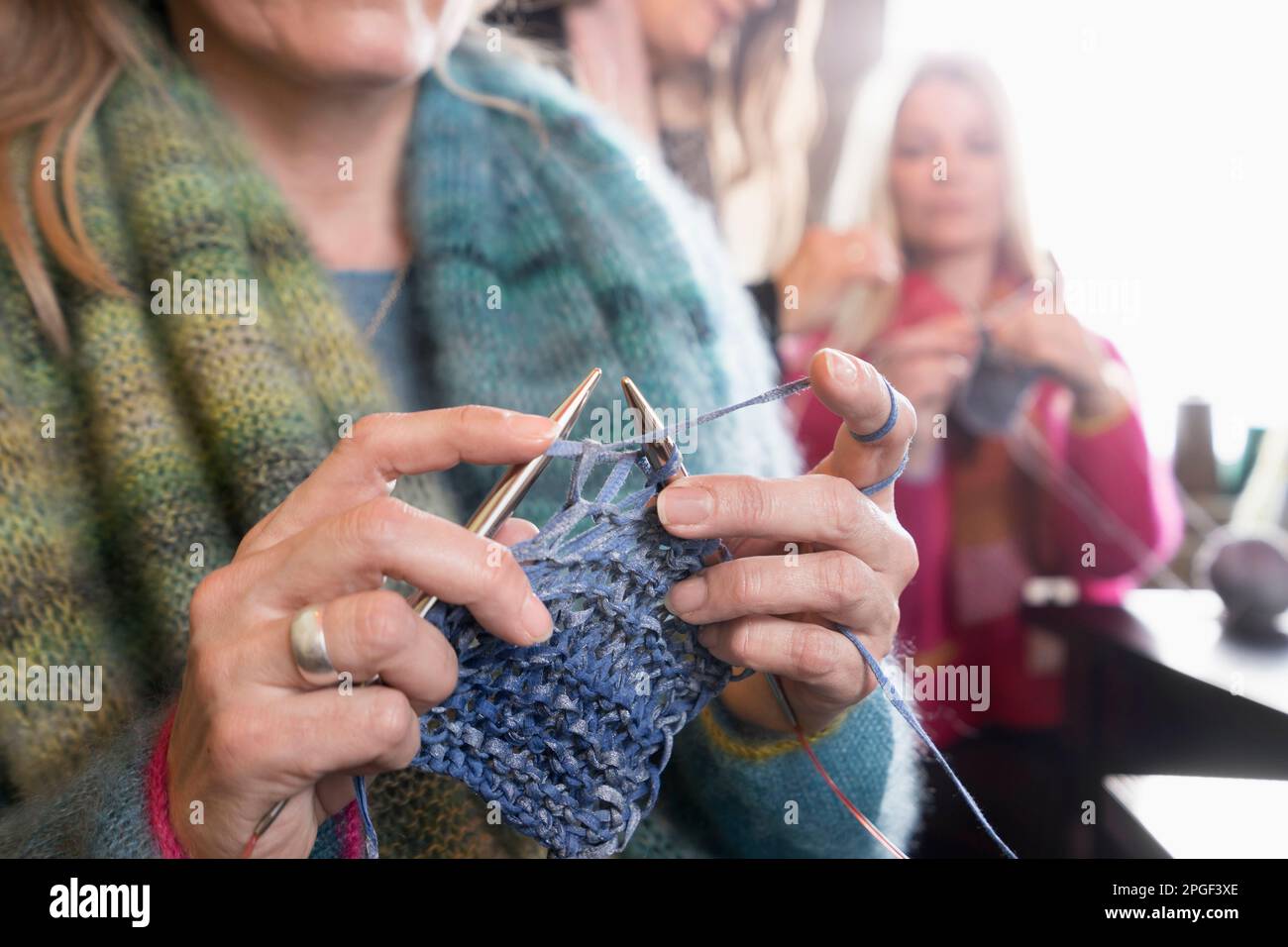 Nahaufnahme einer reifen Frau beim Stricken des Schalldämpfers, Bayern Stockfoto