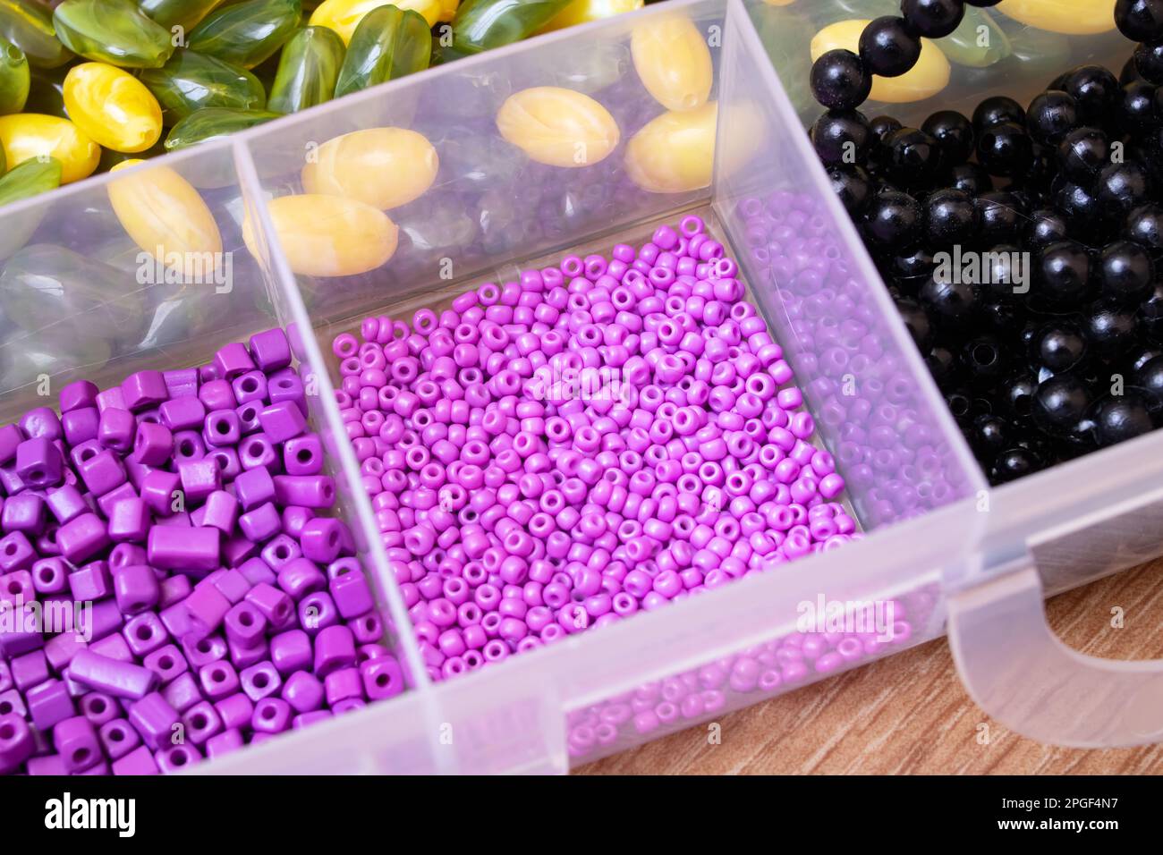 Bunte Perlen in Behältern, Nahaufnahme, Kunsthandwerk, Makrofoto Stockfoto