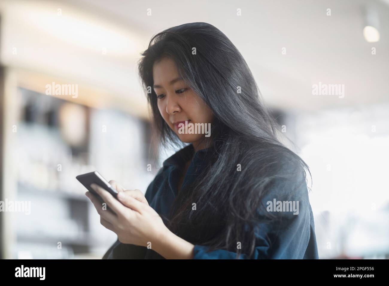 Junge Frau SMS auf Handy, Freiburg im Breisgau, Baden-Württemberg, Deutschland Stockfoto