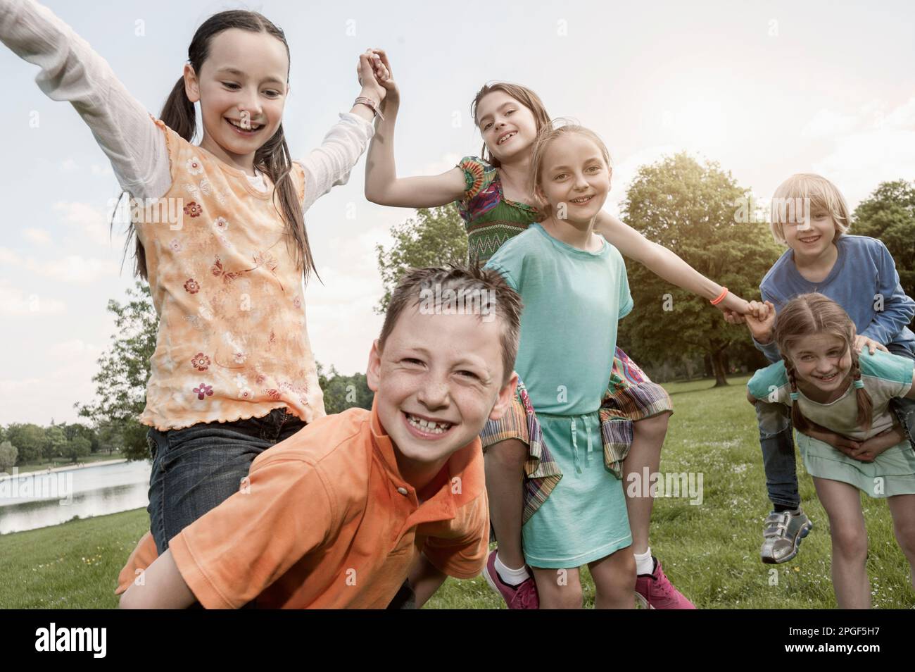 Eine Gruppe von Freunden, die gemeinsam Spaß in einem Park haben, München, Bayern, Deutschland Stockfoto