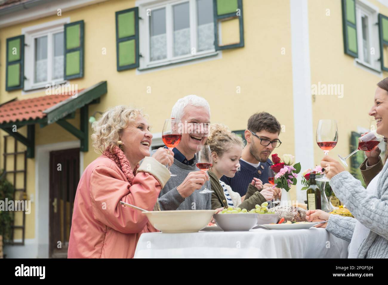 Familie und Freunde feiern im Freiluft-Farmhouse in Bayern Stockfoto