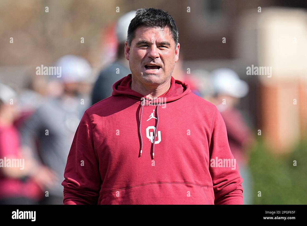 Oklahoma offensive analyst Seth Littrell during an NCAA college football spring practice, Tuesday, March 21, 2023, in Norman, Okla. (AP Photo/Sue Ogrocki) Stockfoto