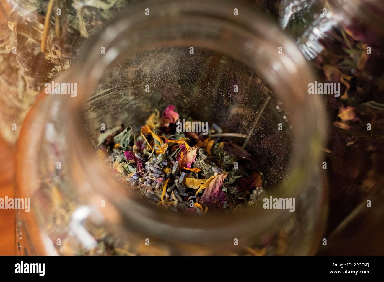 Getrocknete Kräuter in einem Glas Stockfoto