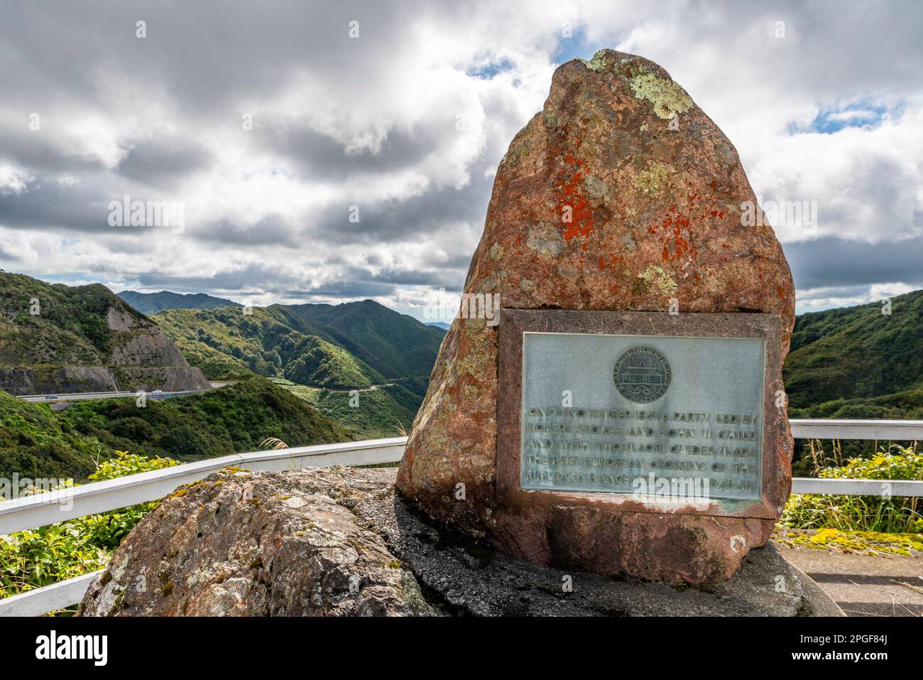 Remutaka Pass Aussichtspunkt und Gedenkstein. Neuseeland Nordinsel. Remutaka-Bereich. Plaque. Ehemaliger Titel: Rimutaka Stockfoto