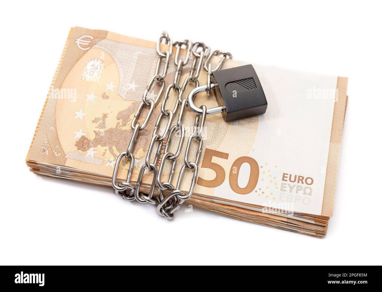 Sicherheitsschloss und Kette auf Euro-Stapel-Banknoten isoliert auf weißem Hintergrund. Währungskrise, Finanzprobleme, Ausfallkonzept Stockfoto