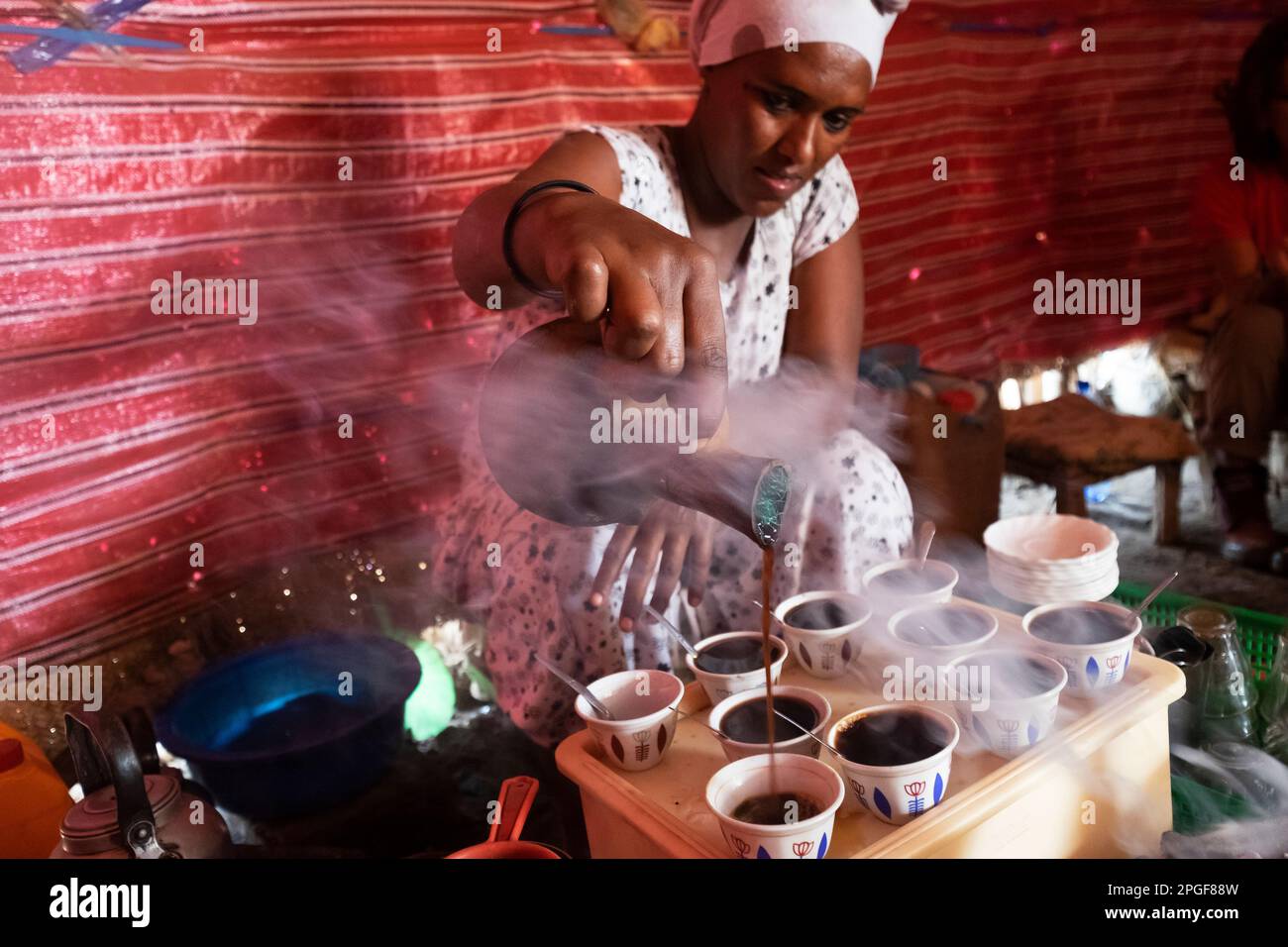 Traditionelle Kaffeezeremonie in Äthiopien. Frau, die Bunna-Kaffee in Addis Abeba in Äthiopien zubereitet. Stockfoto