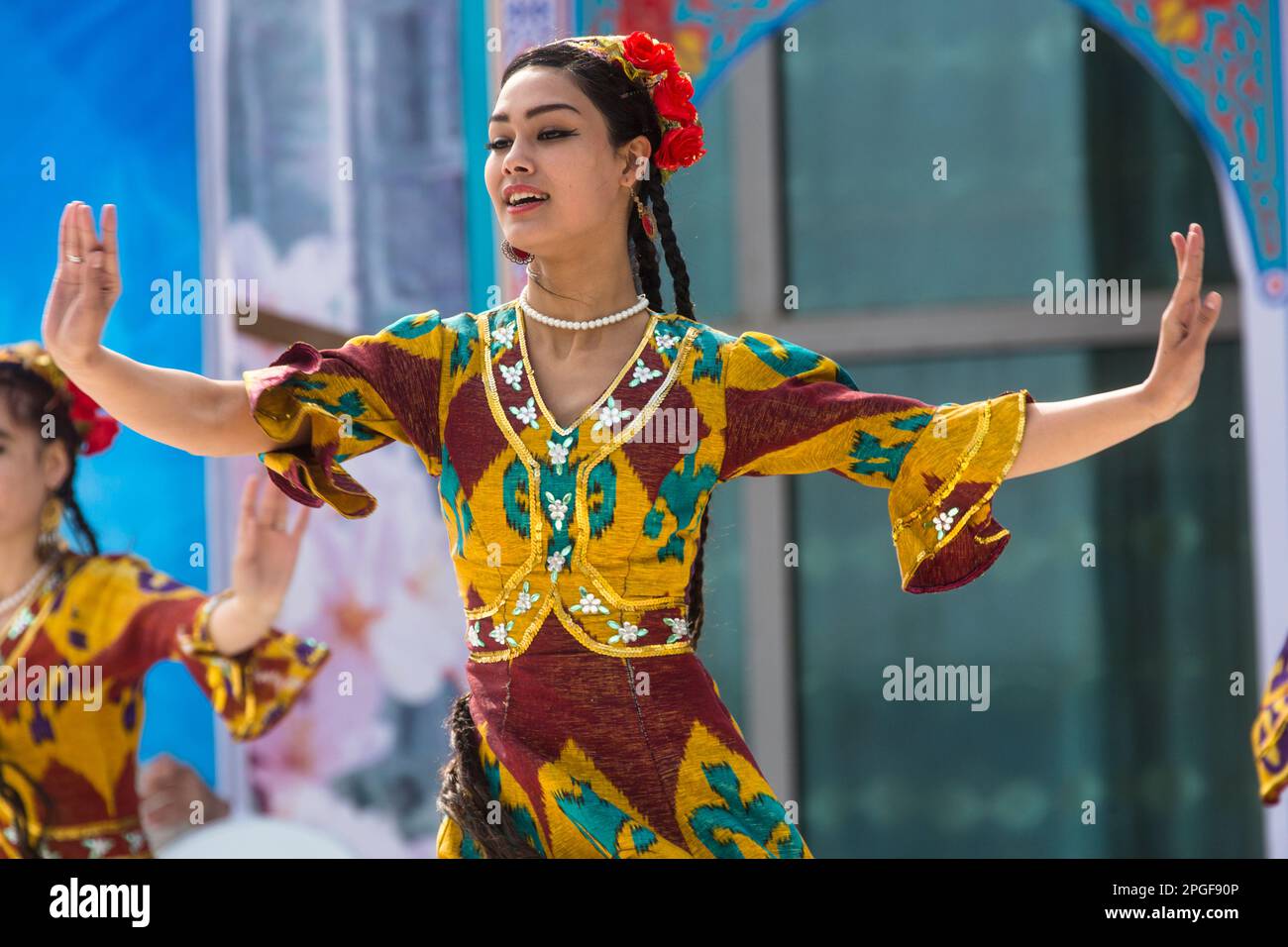 Stadt Khujand, Tadschikistan. 21. März 2015. Ein weibliches Ensemble in Nationalkostümen tritt während der Feiertage in Navruz im Navruzgoh Park in Khujand, Tadschikistan, auf einer Bühne auf Stockfoto