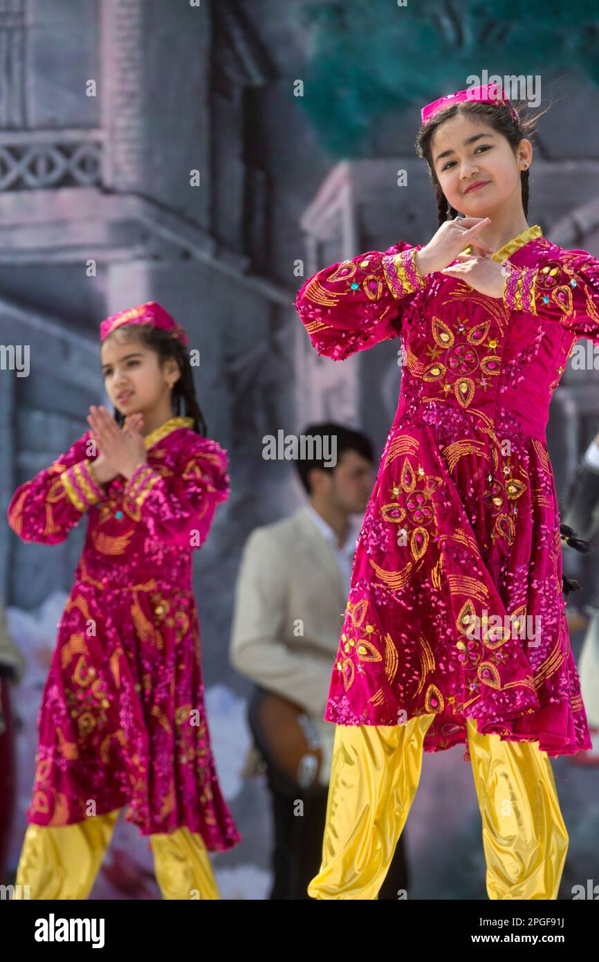 Stadt Khujand, Tadschikistan. 21. März 2015. Weibliches Ensemble in Nationalkostümen tanzt während der Feier des Navruz-Feiertags im Navruzgoh Park in Khujand, Tadschikistan Republik Stockfoto
