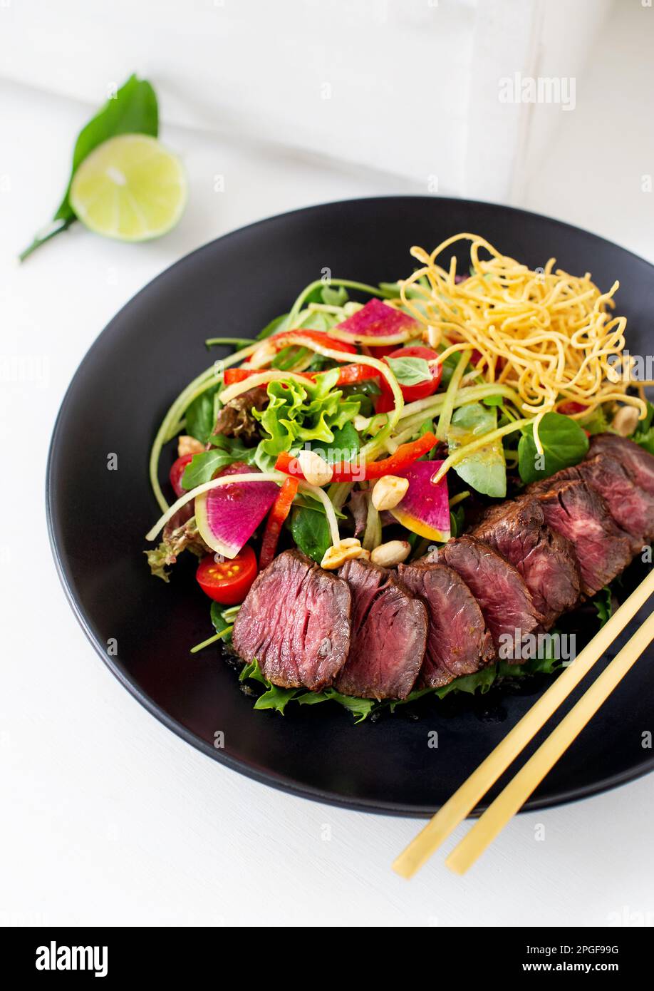 Frischer Sommersalat Mit Thailändischem Steak Stockfoto
