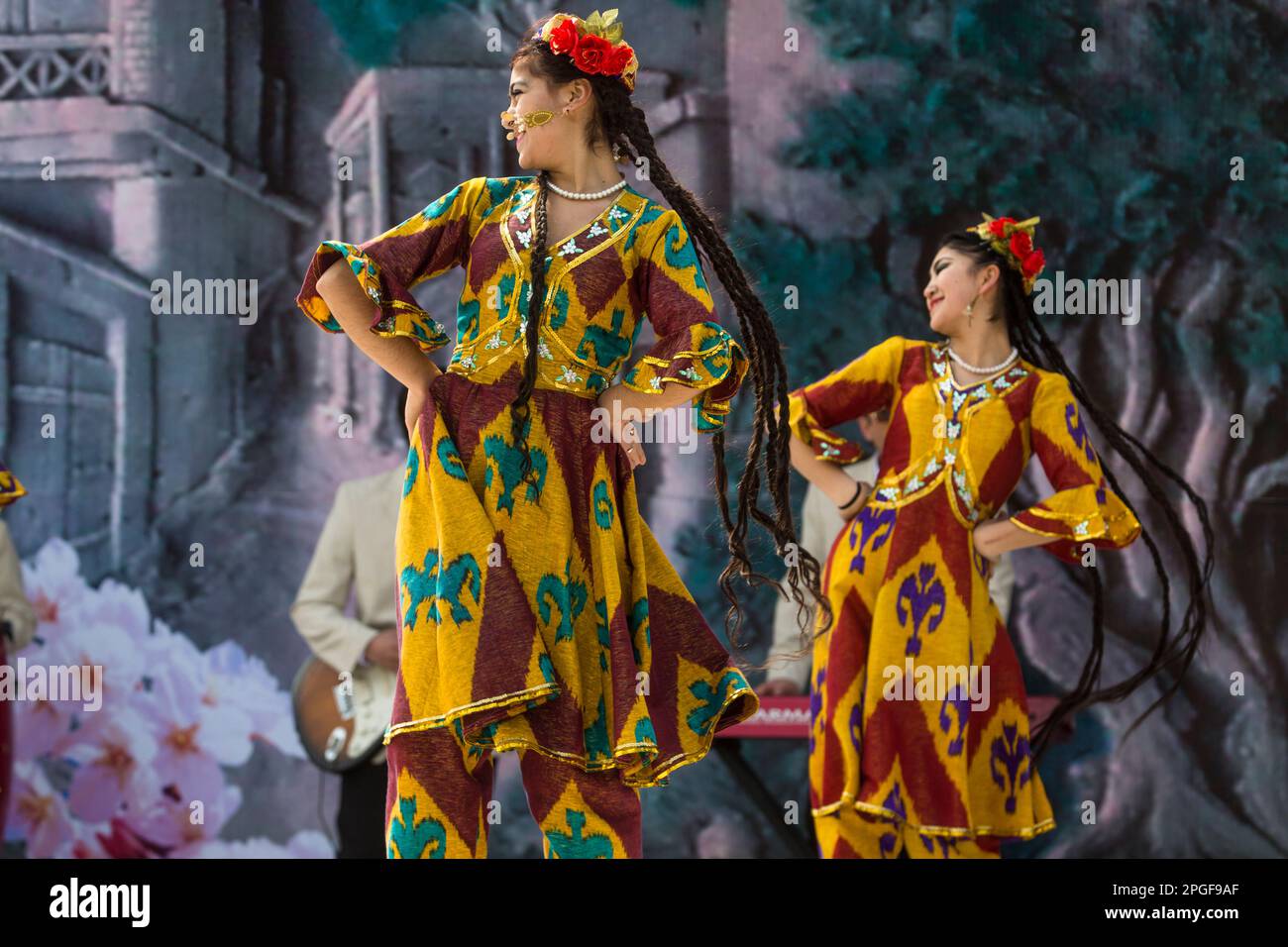 Stadt Khujand, Tadschikistan. 21. März 2015. Weibliches Ensemble in Nationalkostümen tanzt während der Feier des Navruz-Feiertags im Navruzgoh Park in Khujand, Tadschikistan Republik Stockfoto