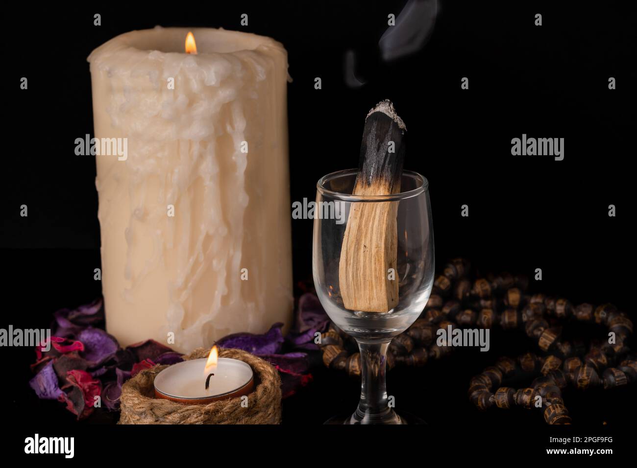 palo santo, heiliger Stock, der in einem Glasbecher raucht Stockfoto