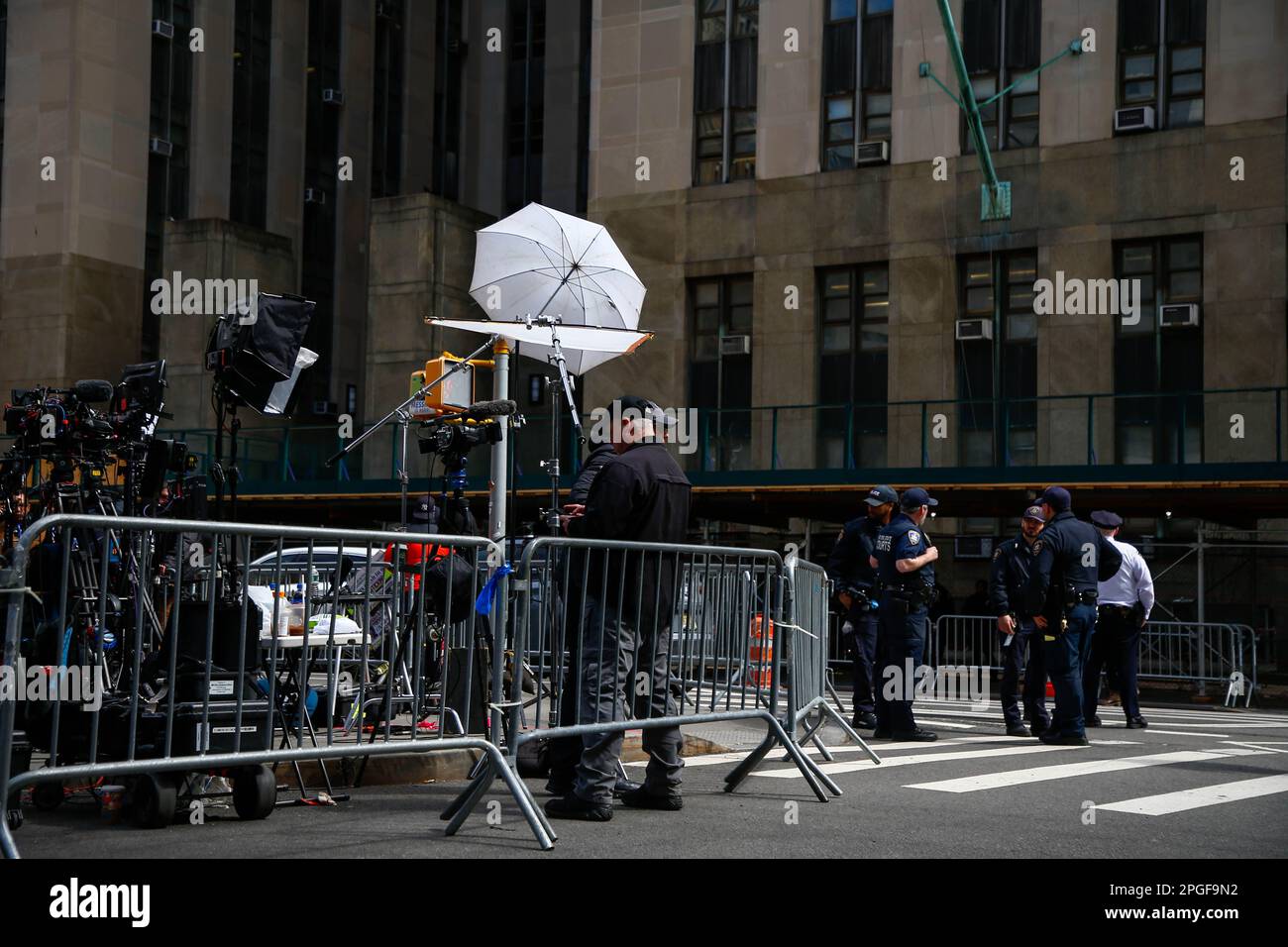 Vor dem Gebäude der Strafgerichte, während die Grand Jury am 22. März 2023 in New York City weiterhin Beweise gegen den ehemaligen Präsidenten Donald Trump hört. Die Grand Jury trifft sich, um zu entscheiden, ob Trump angeklagt werden sollte, in Verbindung mit einer geheimen Bezahlung der erwachsenen Filmschauspielerin Stephanie Clifford, die bekannt ist als Stormy Daniels. Trump hat seine Unterstützer aufgefordert, gegen einen solchen Schritt zu protestieren. Kredit: Brasilien Photo Press/Alamy Live News Stockfoto