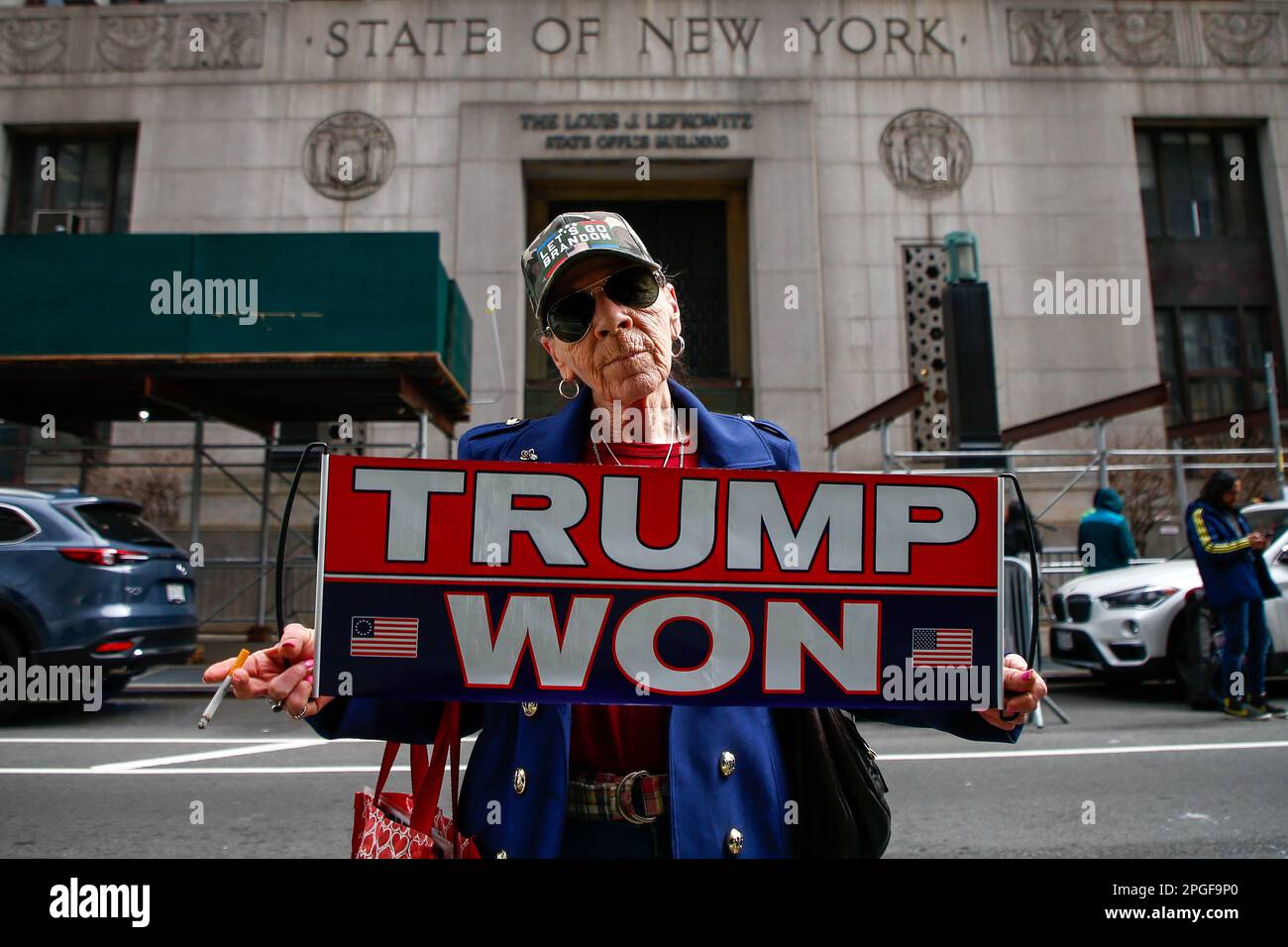 Vor dem Gebäude der Strafgerichte, während die Grand Jury am 22. März 2023 in New York City weiterhin Beweise gegen den ehemaligen Präsidenten Donald Trump hört. Die Grand Jury trifft sich, um zu entscheiden, ob Trump angeklagt werden sollte, in Verbindung mit einer geheimen Bezahlung der erwachsenen Filmschauspielerin Stephanie Clifford, die bekannt ist als Stormy Daniels. Trump hat seine Unterstützer aufgefordert, gegen einen solchen Schritt zu protestieren. Kredit: Brasilien Photo Press/Alamy Live News Stockfoto