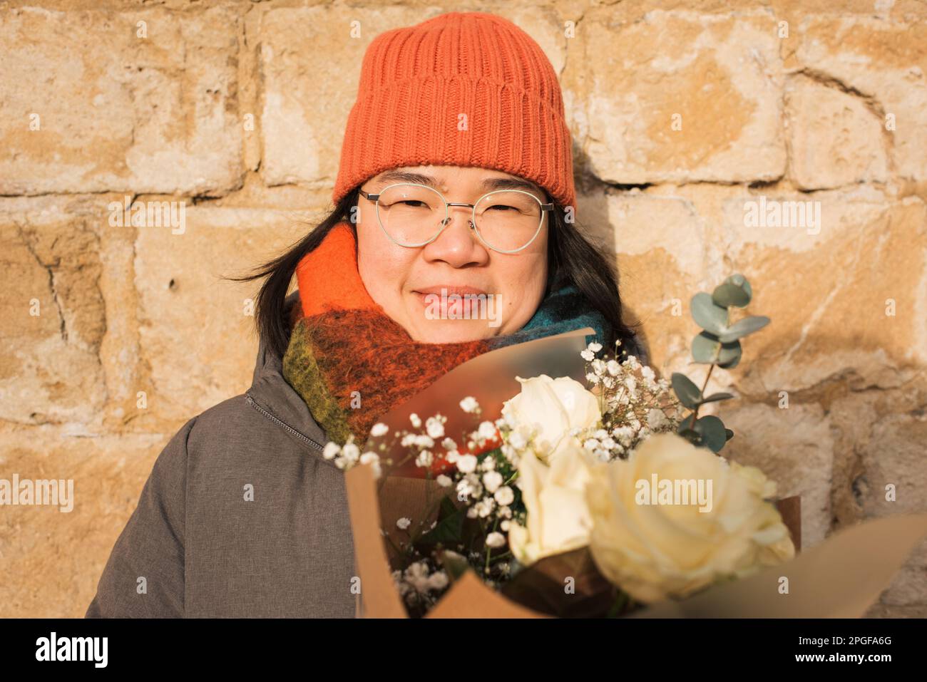 Porträt einer asiatischen Frau mit einem Blumenstrauß Stockfoto