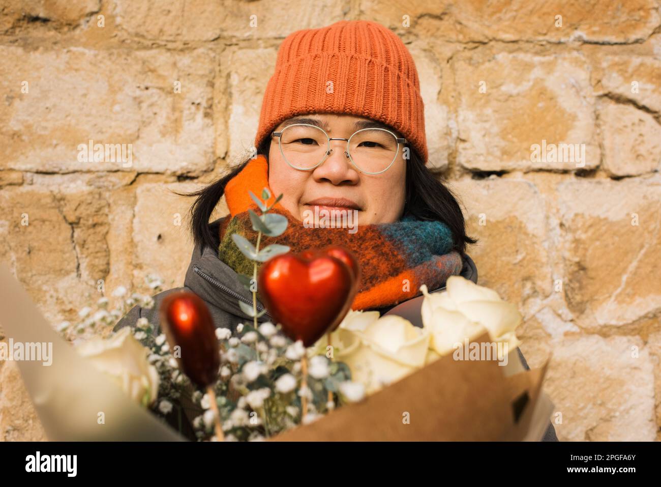 Porträt einer asiatischen Frau mit einem Haufen Valentinsblumen Stockfoto