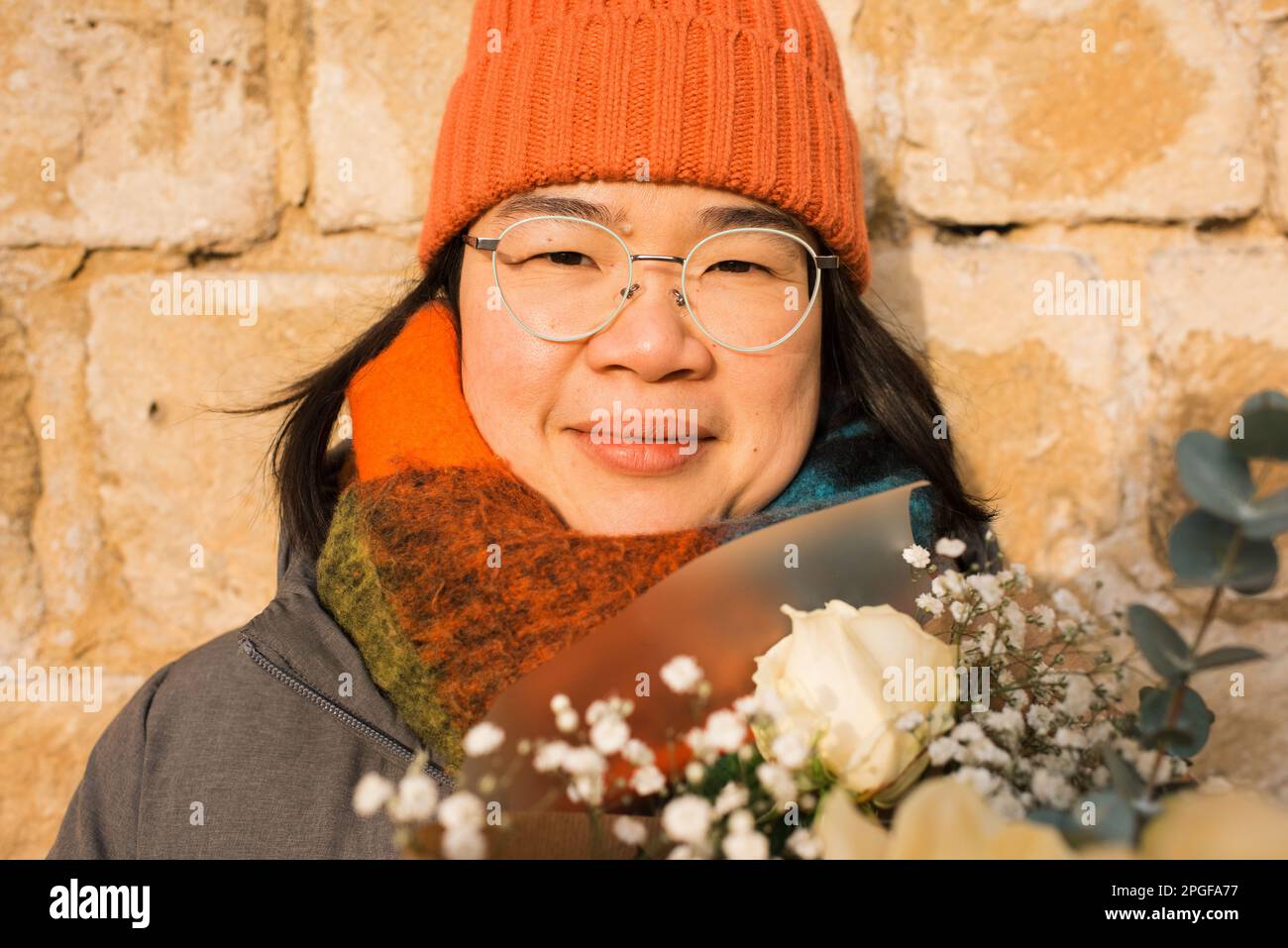 Porträt einer asiatischen Frau mit einem Blumenstrauß Stockfoto