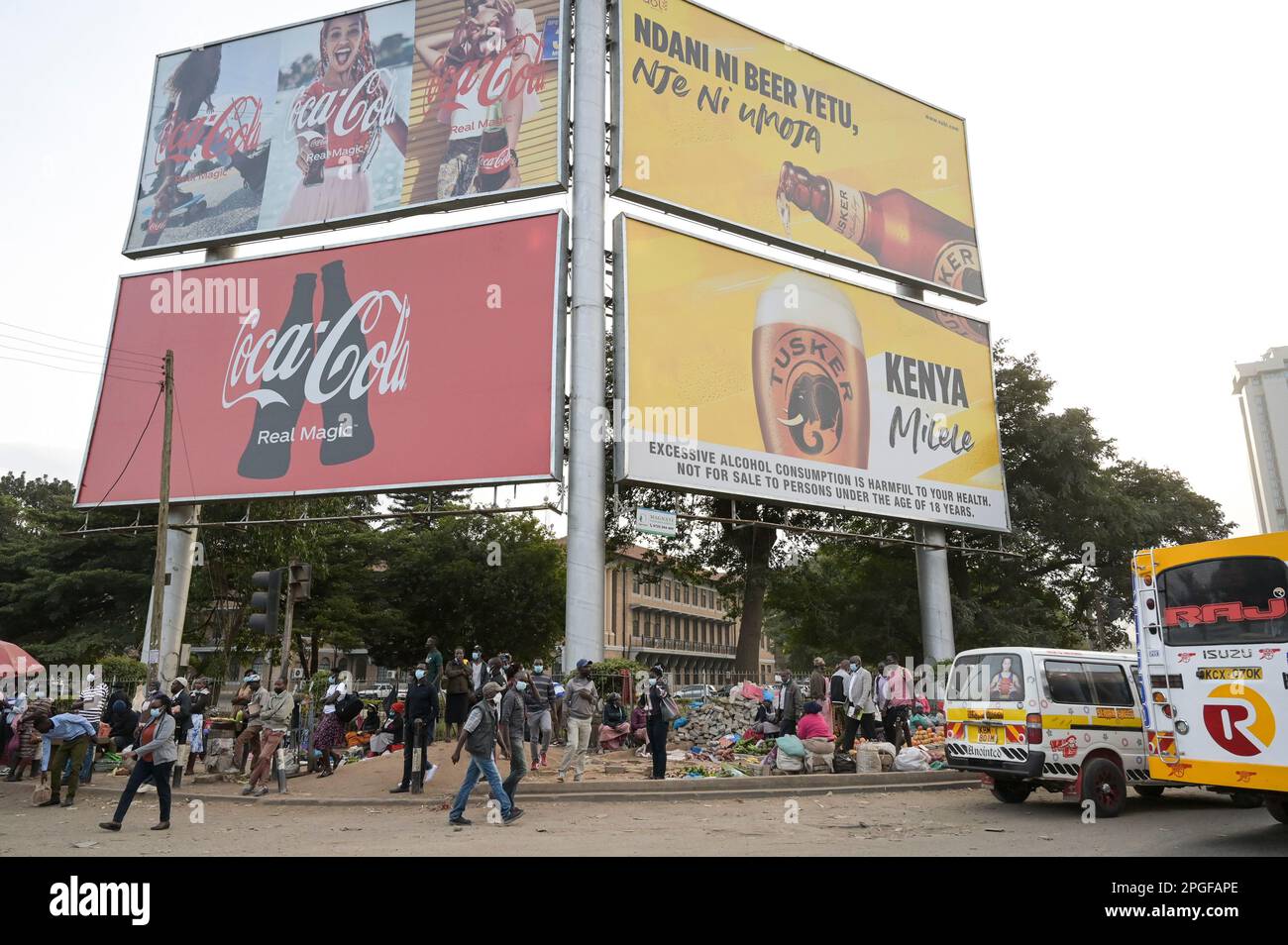 KENIA, Nairobi, Verkehr, Coca Cola und Tusker Werbung, Tusker Bier gehört zur british Diageo Group / KENIA, Nairobi, Stadtzentrum, Verkehr, Coca Cola und Tusker Bier Werbung Stockfoto
