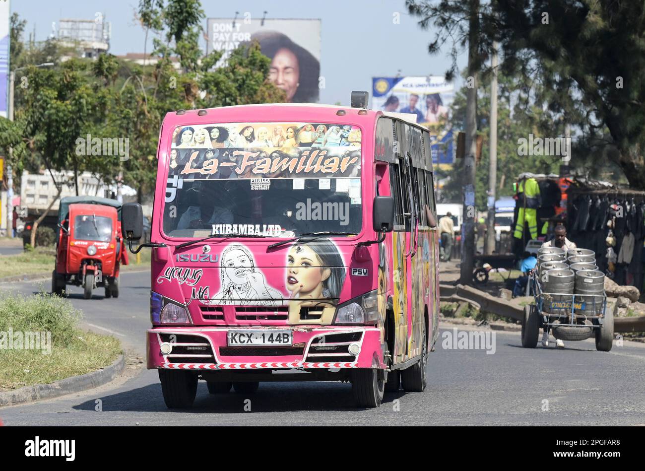 KENIA, Nairobi, Graffiti Street Art und Verkehr, farbenfroher SACCO Mini Bus Matatu / KENIA, Nairobi, Verkehr, mit Graffiti bunt bemalte Minibus Matatu Stockfoto